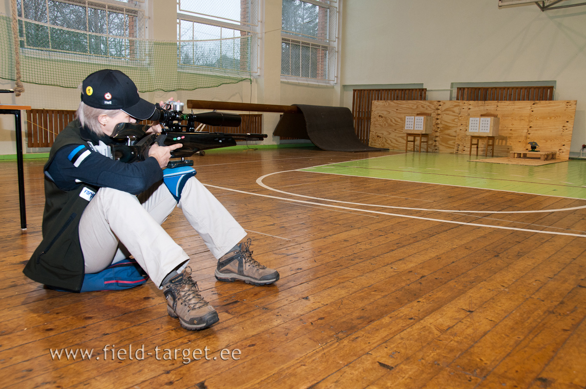 Maailmameister Heli Jalakas näitab Field Targeti tavalist istuvat laskeasendit